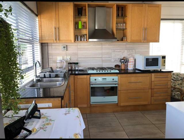 4 BEDROOM HOUSE FOR SALE IN DE KELDERS